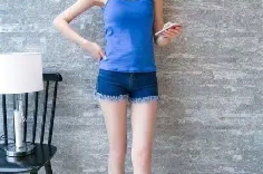 中秋晚会变“预制菜”？明星集体假唱穿帮主持人尬聊太敷衍